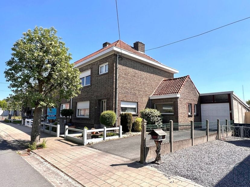 GOEDGELEGEN toffe grote degelijke BURGERWONING met mooie TUIN en TERRAS, GARAGE, 3 SLK en ZOLDER. ENORM VEEL POTENTIEEL. INDELING: inkom, leefruimte m