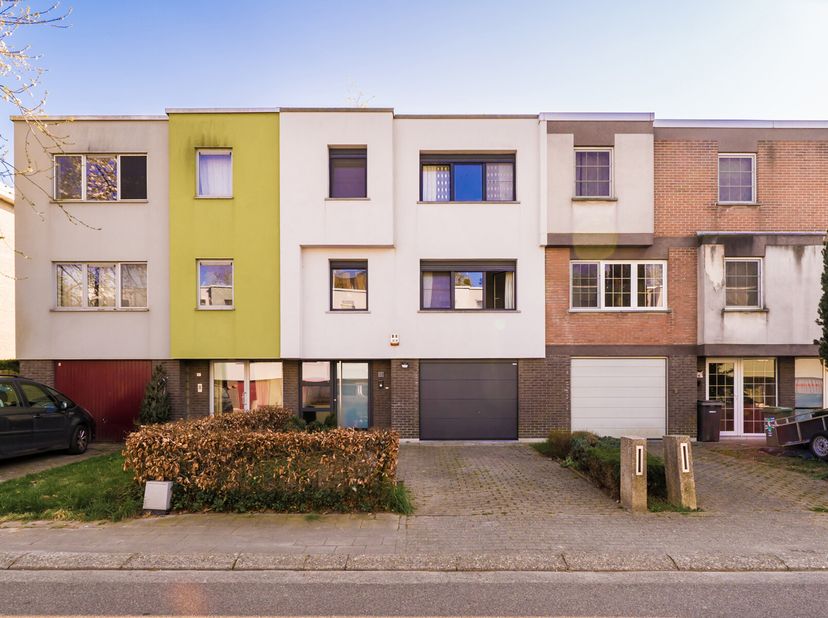 Bel-etage met zuidgerichte tuin en garage&lt;br /&gt;
In de groene en residentiële Lieve Gruyaertstraat ligt deze bel-etagewoning met een bewoonbare oppervl