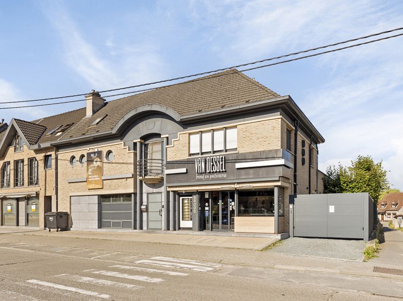 Voelt u zich geroepen als warme bakker en wil je graag bij je handelszaak wonen, dan is deze aanbieding zeker voor jou weggelegd.&lt;br /&gt;
Deze eigendom