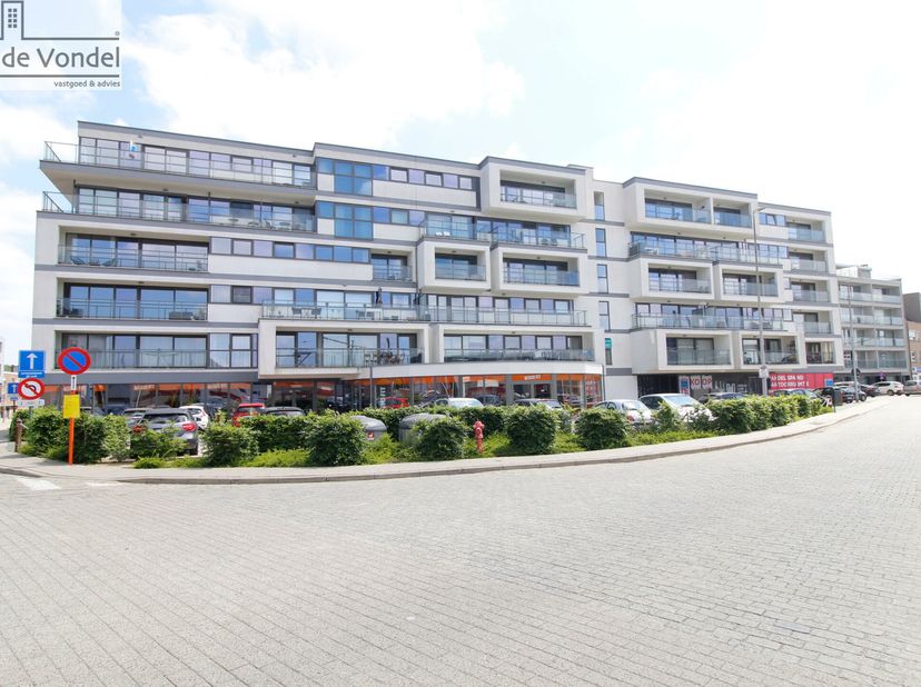 2 Handelsruimtes met parking op topligging nabij station Denderleeuw. Deze opportuniteit bestaat uit 3 units met een totale bebouwde oppervlakte van 1