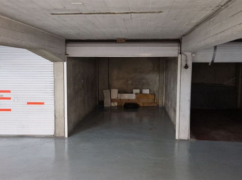 Afsluitbare garagebox op de 4e verdieping van garagecomplex Ritz. Ideaal gelegen in het centrum van Oostende. De garageboxen zijn vlot bereikbaar via