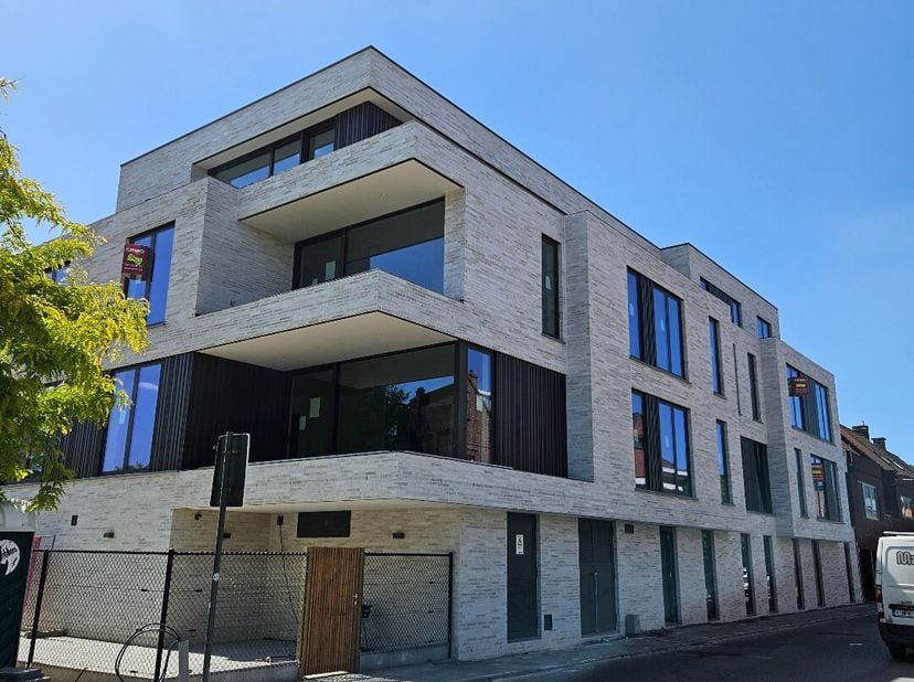Residentie Chardonnay telt 16 luxeappartementen met oppervlaktes van 66 tot 141 m² en telkens 1, 2 of 3 slaapkamers. Op het gelijkvloers zijn er vier