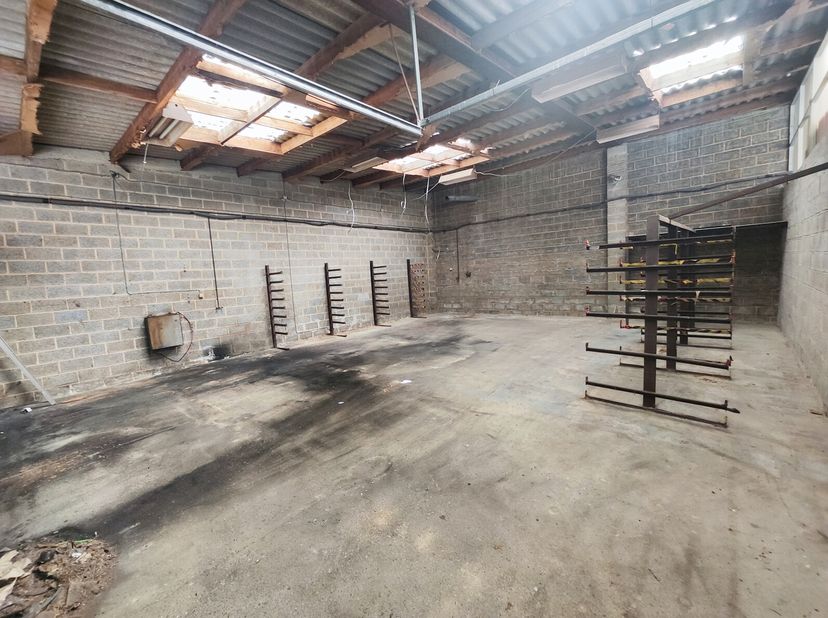 A louer à Fontaine L&#039;évêque&lt;br /&gt;
Entrepôt de 90m²&lt;br /&gt;
Situé sur un parking privé, un entrepôt d&#039;une superficie de 90m² (8.75mx10.50m) avec porte se