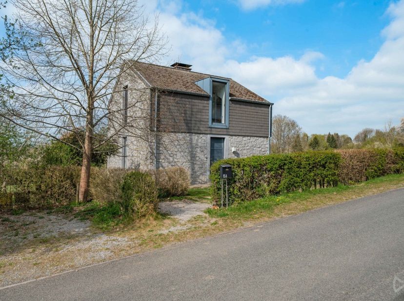 Contact : 0470 08 79 78 - We Invest Ourthe-Amblève et Léna vous proposent cette jolie maison en pierres située dans le charmant village de Xhoris.&lt;br