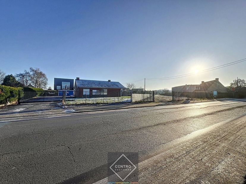 Benaderende OPPERVLAKTEN:&lt;br /&gt;
Constructie - bewoonbare oppervlakten&lt;br /&gt;
Woning: 214 m²&lt;br /&gt;
Twee garageboxen&lt;br /&gt;
&lt;br /&gt;
Grondoppervlakte&lt;br /&gt;