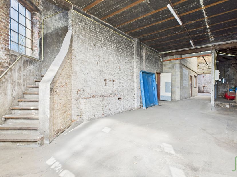 LOYER : 650euro. Ces bureaux ou atelier de 175 m² sur 2 niveaux, sont situés en plein centre de Tamines, tout en étant retirés dans une zone industrie