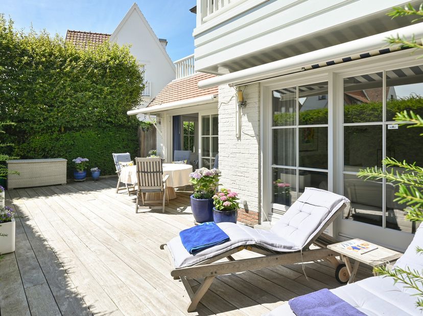Dit prachtige tuinappartement bevindt zich in een mooie villa-residentie (bj 1998) en biedt een moderne, comfortabele leefomgeving met tal van aantrek