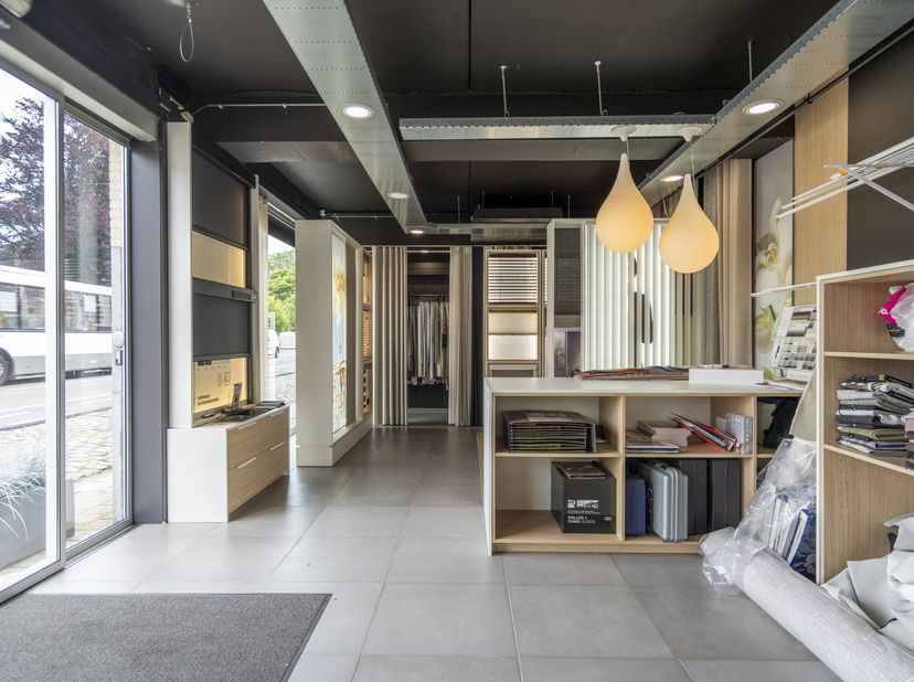 Propriété commerciale d&#039;environ 240 m² à vendre à Wevelgem. En raison de son emplacement, le bâtiment bénéficie d&#039;une visibilité suffisante. &lt;br /&gt;
Sp
