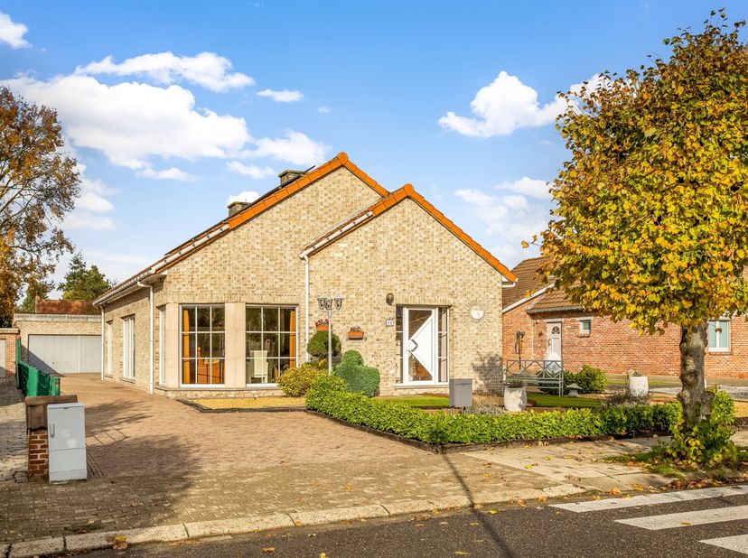 Deze vrijstaande, instapklare woning is prima gelegen in het gezellige grensdorpje Putte (Kapellen) in een bijzonder fijne buurt. Hoewel het huis vlak