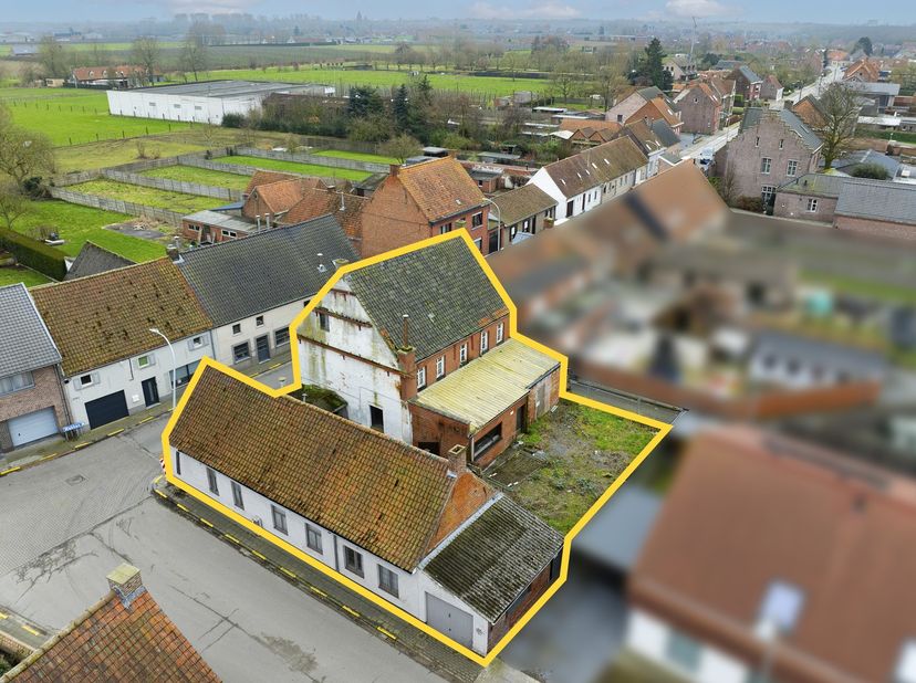 Gelegen in het charmante Markegem, deelgemeente van Dentergem, biedt dit perceel in de Wakkenstraat een uitstekende combinatie van rust en bereikbaarh