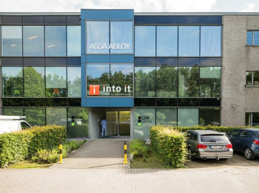 Deze kantoren te huur bevinden zich op de 2e verdieping van een ruim en lichtrijk kantoorgebouw te Melle. Het gebouw is zeer vlot bereikbaar en heeft