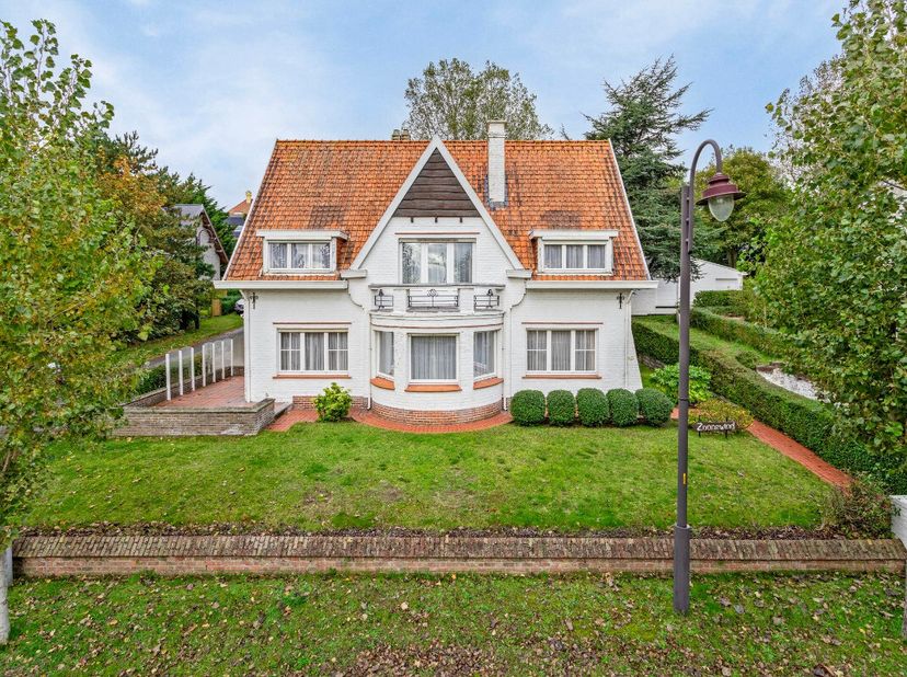 De Haan: charmante villa te koop in de concessie op een steenworp van zee en duinbossen.Ruime te moderniseren villa met 6 slaapkamers. De villa is uit