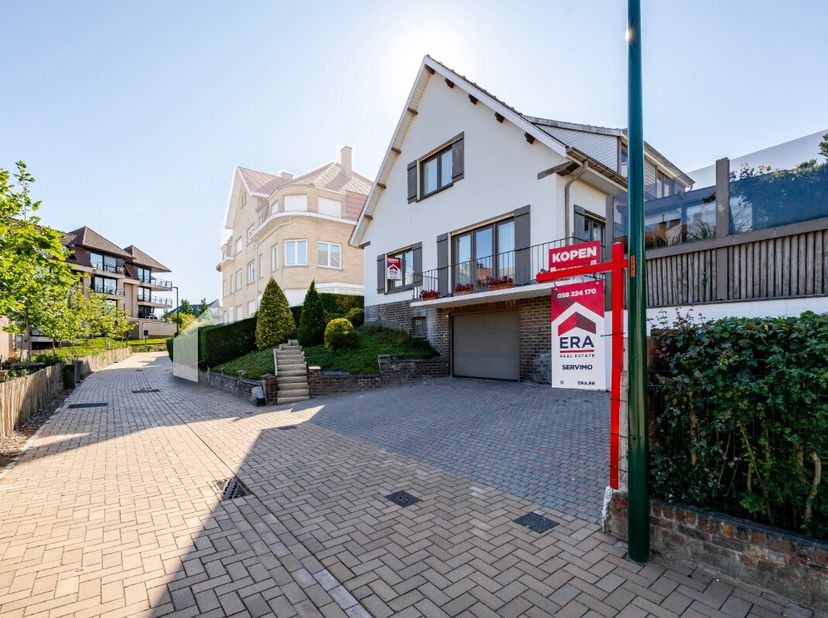 De Panne: Karaktervolle villa op toplocatie nabij zee, duinen en centrum Deze perfect onderhouden en uitzonderlijk ruime villa is gelegen in een bijzo