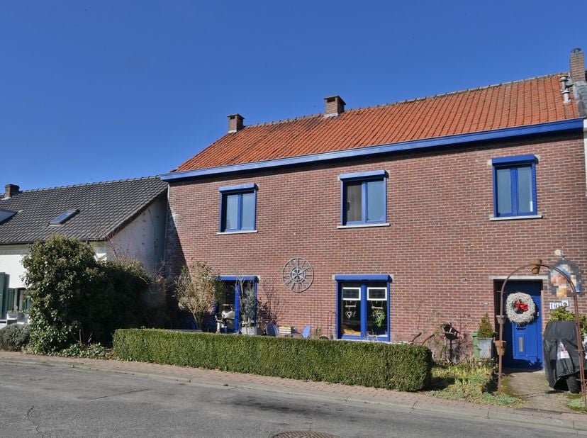 Verrassend royale woning met bijbouw en paardenweide, rustig en landelijk gelegen te Bilzen-Hees, op de grens met Veldwezelt. Unieke rustige ligging o