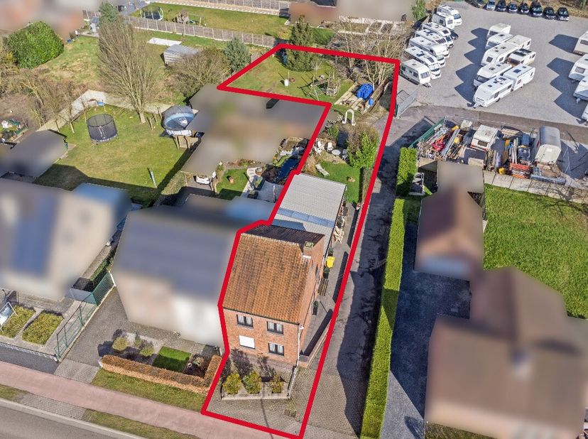 Droomt u van een woning met mogelijkheden, rust én een centrale ligging? Dan is deze charmante halfopen bebouwing in Balen zeker een bezoek waard! Gel