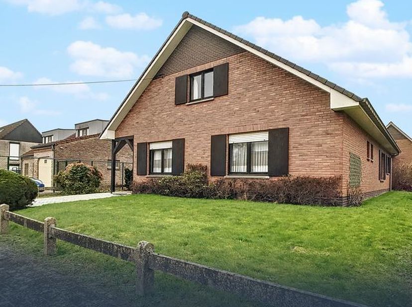 Belle maison individuelle à rénover avec 4 chambres, située au calme sur un terrain de 4a95ca.&lt;br /&gt;
&lt;br /&gt;
Rez-de-chaussée : Hall d&#039;entrée (+/- 8m²)