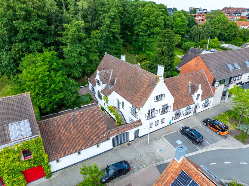 Karaktervolle voormalige dokterswoning te koop op een perceel van 3.187 m² in het centrum van Hooglede. Dit is een unieke kans voor wie ruimte, authen