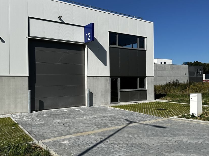 NOUVELLE surface d&#039;entrepôt totalisant 240 m² avec une mezzaine de 42m² d&#039;espace de stockage et d&#039;atelier, idéalement située à Hélécine le long de l&#039;a