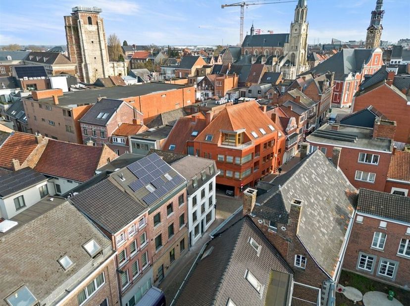 VOLLEDIG GERENOVEERD NIEUWBOUW OPBRENGSTEIGENDOM IN HET CENTRUM VAN SINT-TRUIDEN &lt;br /&gt;
Investeer in de toekomst met deze volledig gerenoveerde nieuwb