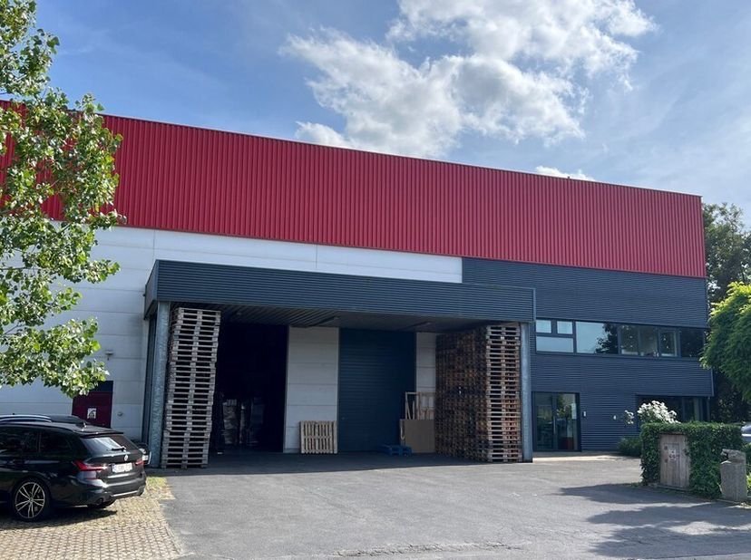 1632m² magazijn in Knokke-Heist met mogelijkheid tot mezzanine en 80m² kantoren&lt;br /&gt;
Magazijn is eventueel opsplitsbaar in 2 delen&lt;br /&gt;
Ligging: vla