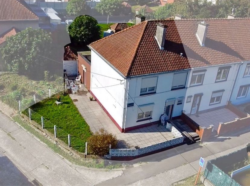 Maison 3 Façades à La Louvière  Entièrement Rénovée !&lt;br /&gt;
Découvrez cette superbe maison 3 façades située dans un quartier calme de La Louvière. Off