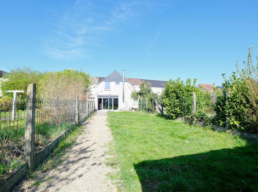 TERNAT - REF : 6973515 - Proche du centre de Ternat nous vous proposons cette charmante maison rénovée en 2015, avec un beau jardin. Elle se compose a