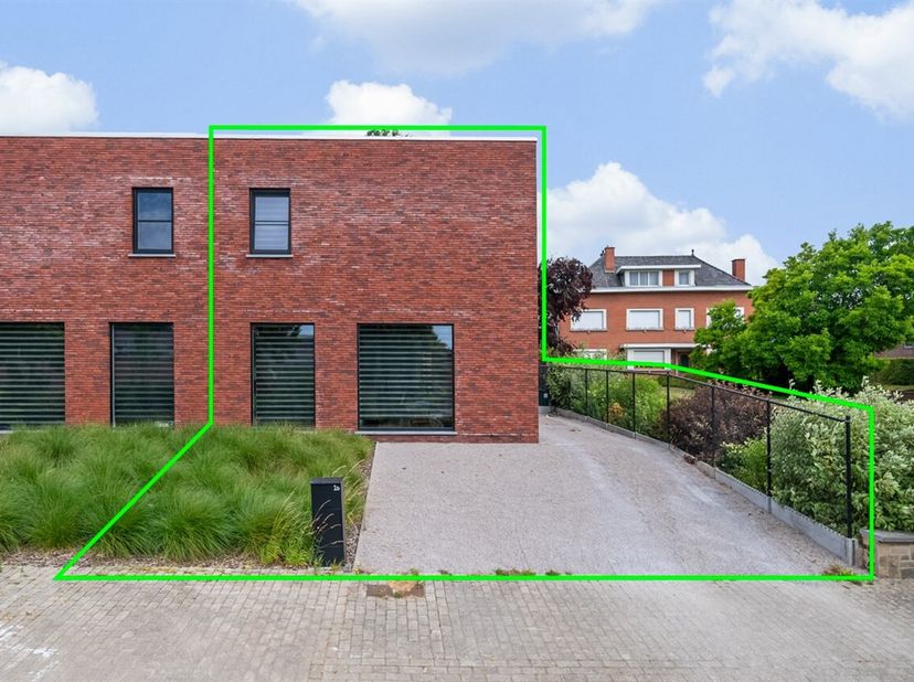 In het rustige en landelijke Deftinge (9570 Lierde) bevindt zich deze instapklare, energiezuinige halfopen nieuwbouwwoning, gebouwd in 2023. De woning