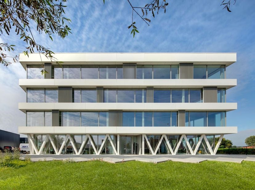 Fantastisch gelegen nieuwbouw kantoorruimte met een oppervlakte van 261 m² te huur (en te koop) op amper 600 m van de E17 op- en afrit 16 Kruibeke. &lt;b