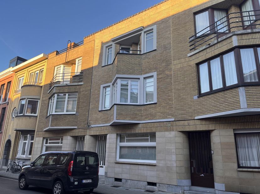 Cette belle maison bourgeoise magnifiquement rénovée à l&#039;architecture moderniste est située dans l&#039;un des plus beaux quartiers de Louvain à l&#039;intérieu