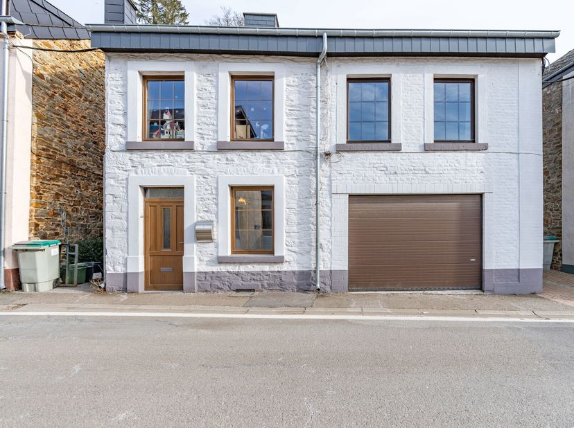 Op zoek naar een flat? Wat als je voor iets beters zou kiezen?Immo By Julie biedt je deze comfortabele, gerenoveerde 4-gevelwoning aan in het hartje v