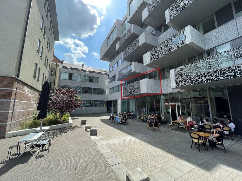 Welkom op het Alfons Smetsplein, waar stadsleven, comfort en gastronomie samenkomen. Dit ruime appartement bevindt zich op een absolute toplocatie: vl