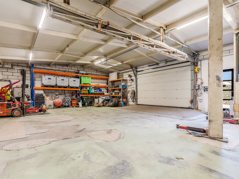 UNIEK AANBOD! Dit prachtig gelijkvloers appartement met inpandige garage en riante bedrijfshal van circa 200m2 biedt alle ruimte en comfort die u zoek