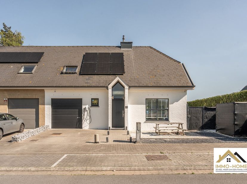 Deze halfopen bebouwing is gelegen in een heel rustige uithoek van Evergem, vlakbij een groene en aangename omgeving. Via de inkomhal (met gastentoile