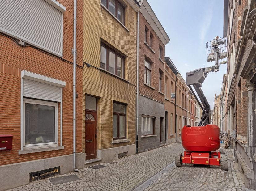 Cette maison spacieuse et prête à emménager est située dans une rue calme, à deux pas de la Korenmarkt de Malines. Avec ses 5 chambres, sa cuisine mod