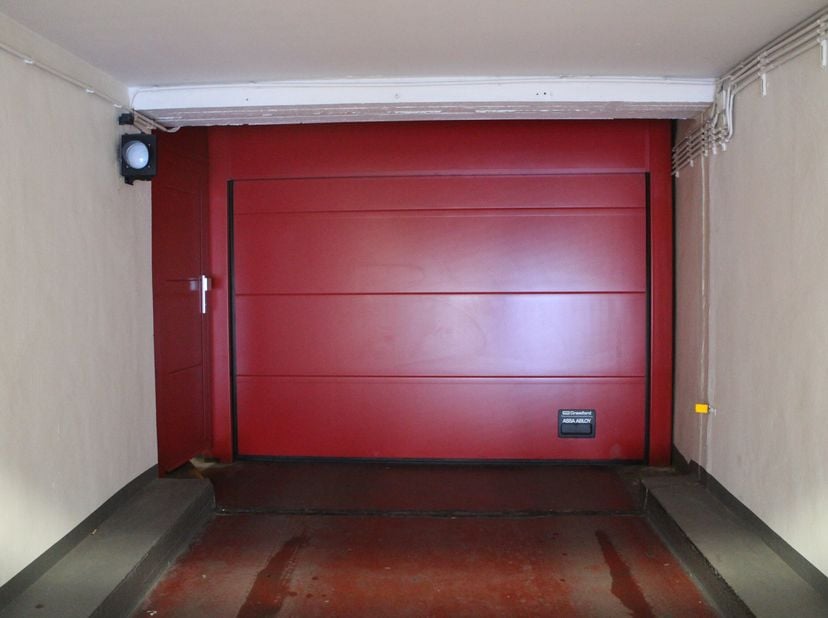 Espace de stationnement spacieux situé dans le centre d&#039;Ostende au quatrième étage. &lt;br /&gt;
Situé à proximité du port de plaisance et de diverses route