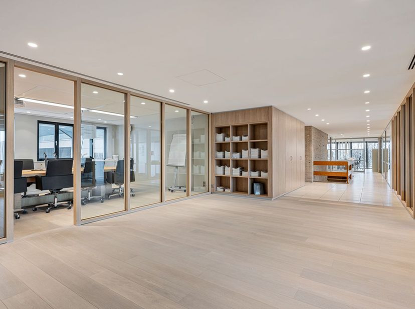 Uniek gelegen bedrijfsgebouw van 2.537m² bestaande uit 1.449 m² kantoren met 1.088 m² magazijnruimte op een industrieel terrein van  5.641 m² te koop.