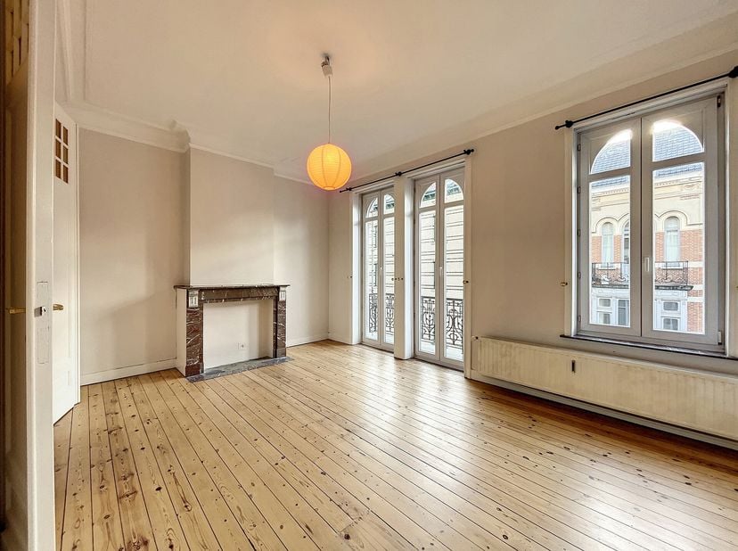 Dans le quartier Plasky, à proximité du Square Ambiorix et du parc du Cinquantenaire, situé au 1ER étage dune maison de Maître, superbe appartement de