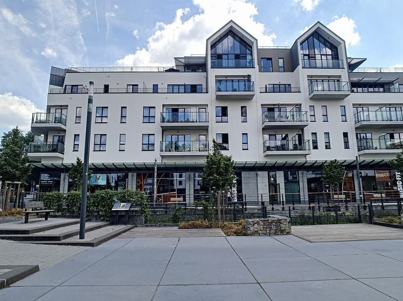 Appartement neuf avec cave et emplacement de parking au centre de Genval. &lt;br /&gt;
&lt;br /&gt;
Deuxième étage : Hall d&#039;entrée (5m²) avec toilette séparée, sé