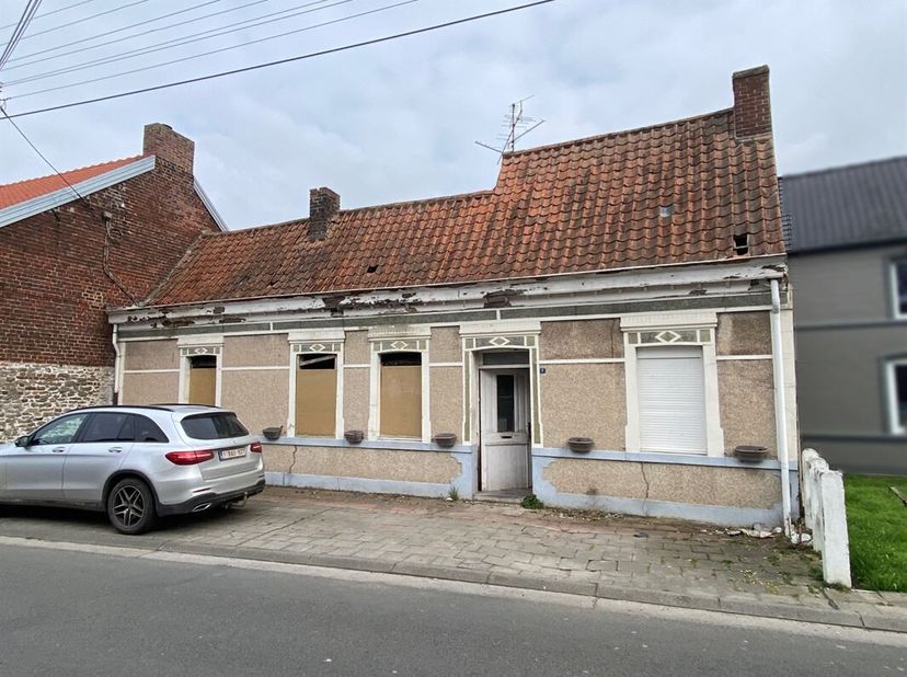Volledig te renoveren huis op 7 are 80 centiares in het centrum van het dorp Wiers.&lt;br /&gt;
De woning heeft een oppervlakte van +/-90 m² en bestaat uit