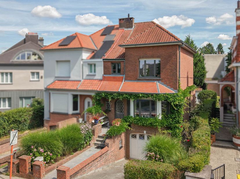 Maxime Real Estate présente une charmante maison avec jardin, garage et beau potentiel au cur de STOCKEL.&lt;br /&gt;
Idéalement située dans un quartier rés