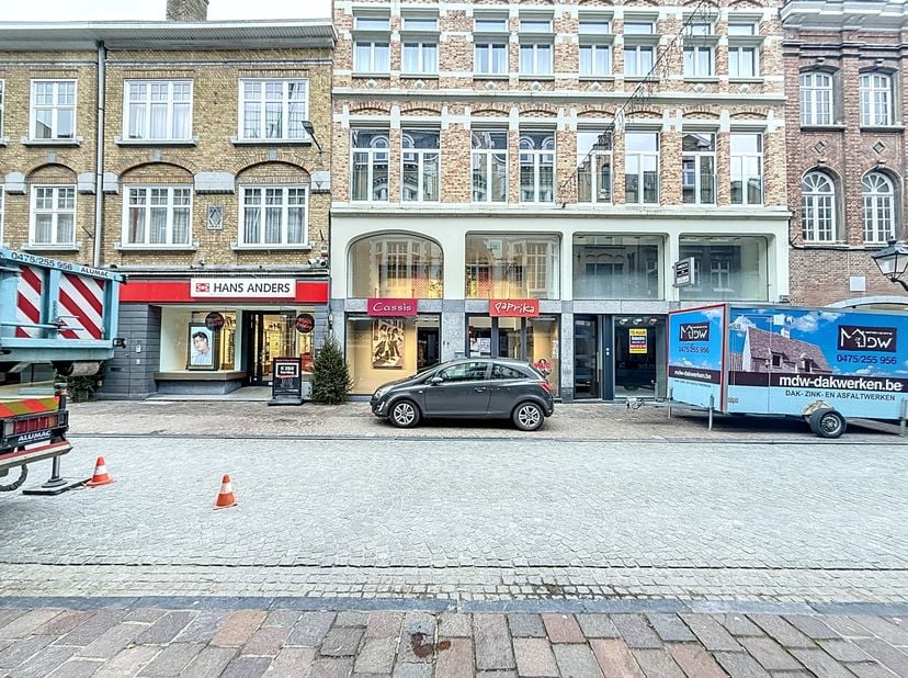 Handelspand op A-locatie van ca. 507 m² te huur in het centrum van Ieper. De eigendom bestaat uit twee verschillende handelspanden. Momenteel zijn de