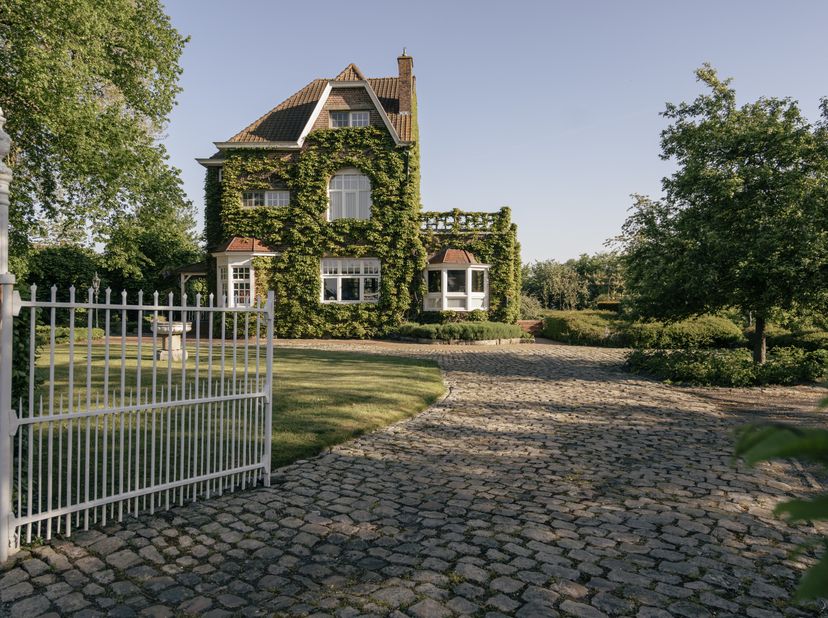 Ontdek dit charmante landhuis te koop in Elverdinge. Geniet van de groene omgeving in deze goed onderhouden woning met prachtige tuin.&lt;br /&gt;
Dit gezel