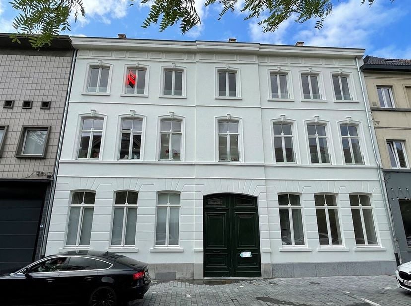 Nieuwbouw appartement centrum Kortrijk. Het appartement beschikt over een geklasseerde gevel, regenwater, zonnepanelen en vloerverwarming.   Inkom, ru