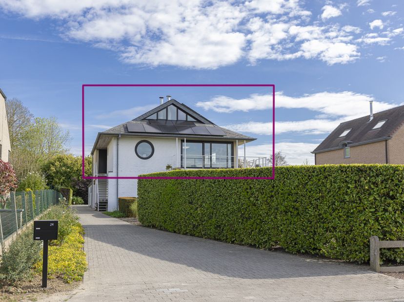Centraal gelegen in kleine mede-eigendom nabij centrum Dilbeek, winkels en openbaar vervoer.&lt;br /&gt;
Dit appartement bestaat uit een inkomhal met apart