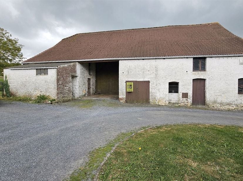 Prix: Offre à partir de 175.000 euros, frais d&#039;agence non inclus et à charge de l&#039;acquéreur.&lt;br /&gt;
Grange de plus de 210 m² au sol vendue avec permis