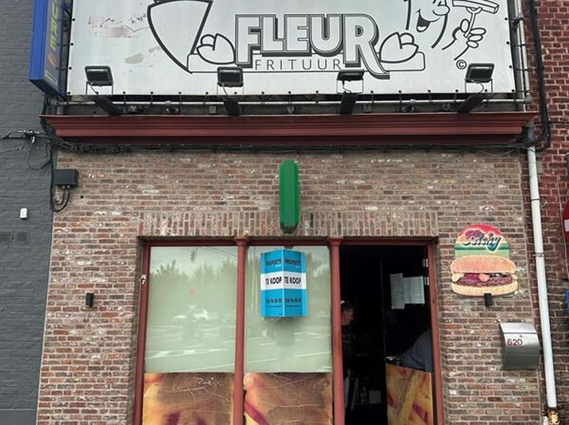 Dit instapklare pand, momenteel ingericht als frituur, biedt diverse mogelijkheden en voorzieningen: &lt;br /&gt;
Op het gelijkvloers zijn er aparte toilett