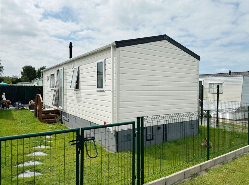Recente stacaravan op eigen grond in het vakantiedomein Polderpark - rustig domein op 800m van de zee en het strand. Vlakbij Nieuwpoort-Bad, Groendijk