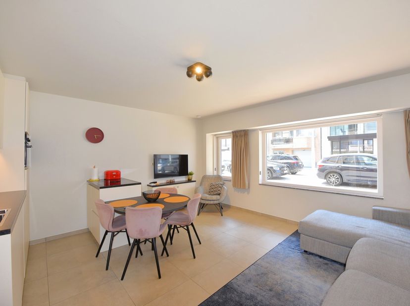 Dit gerenoveerde en volledig gemeubelde gelijkvloers appartement op de Paul Parmentierlaan biedt modern comfort met zijdelings zeezicht. Het beschikt