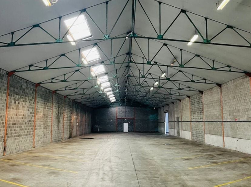 Deze multifunctionele bedrijfsruimte is gelegen op een uitstekend bereikbare locatie en biedt tal van voordelen voor bedrijven die op zoek zijn naar e
