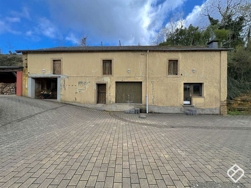 Julietimmo a le plaisir de vous présenter cette opportunité unique idéalement localisée dans une rue calme à Saint-Léger : un espace polyvalent nécess